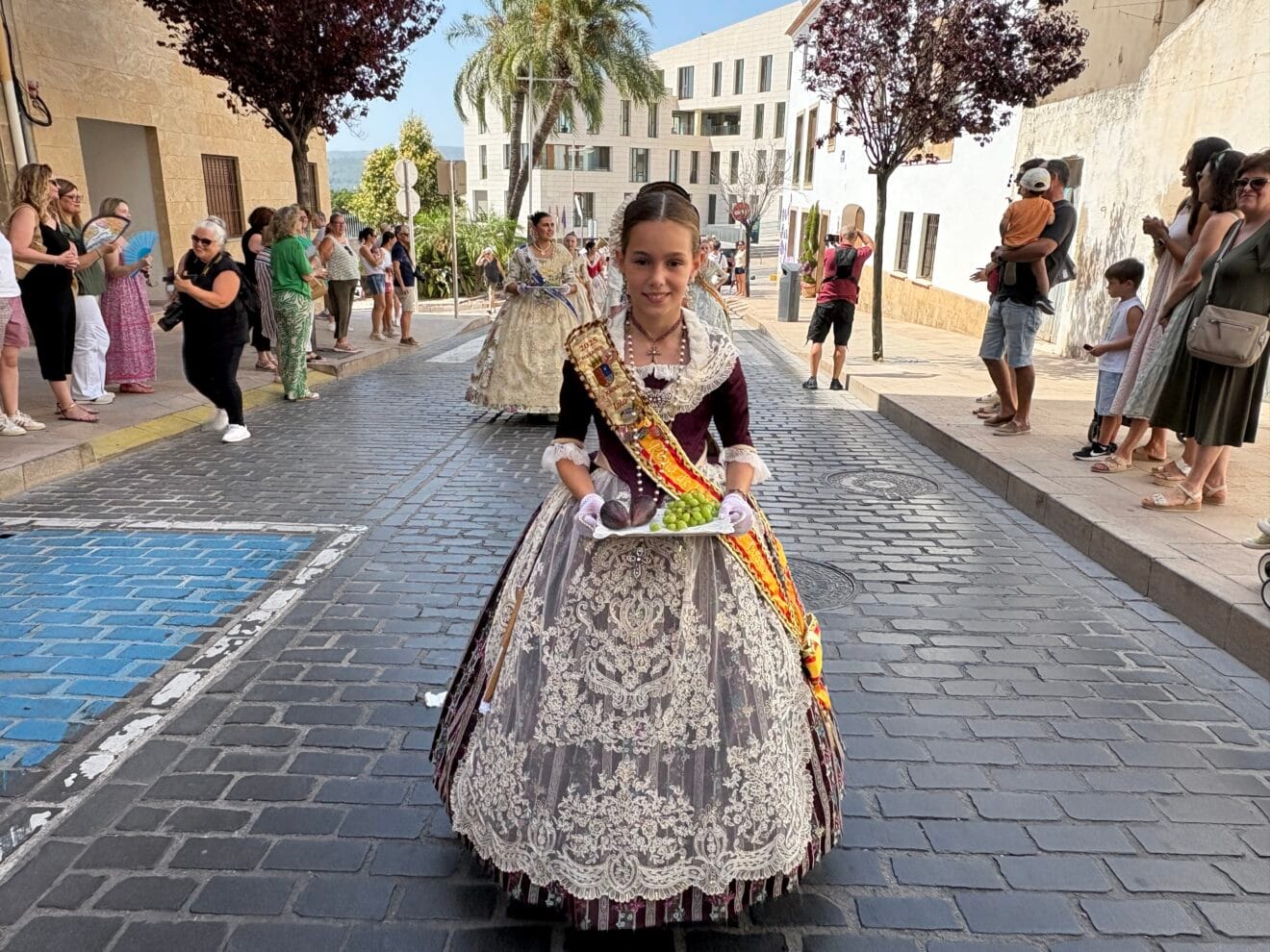 La presidenta juvenil deposita la ofrenda a Sant Joan