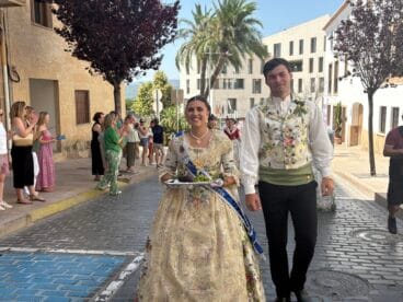 La presidenta juvenil deposita la ofrenda a Sant Joan