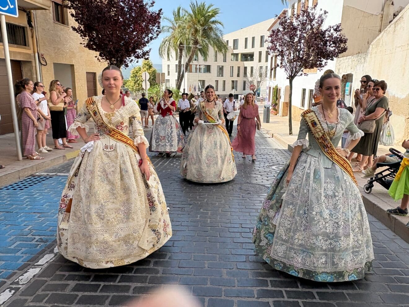 La presidenta juvenil deposita la ofrenda a Sant Joan