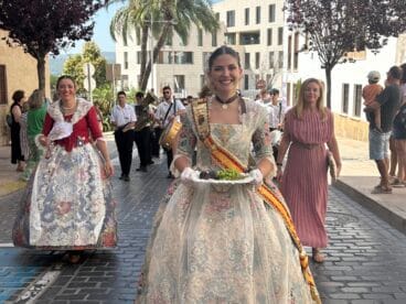 La presidenta juvenil deposita la ofrenda a Sant Joan