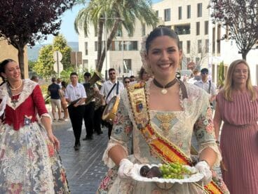 La presidenta juvenil deposita la ofrenda a Sant Joan