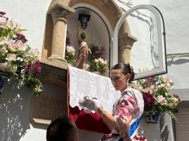 La presidenta juvenil deposita la ofrenda a Sant Joan