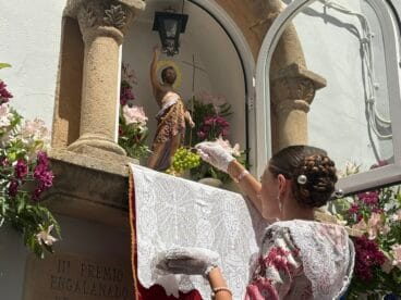La presidenta juvenil deposita la ofrenda a Sant Joan