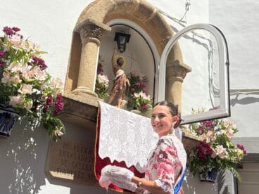 La presidenta juvenil deposita la ofrenda a Sant Joan