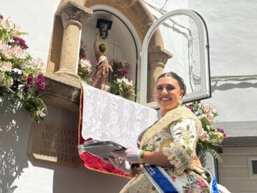 La presidenta de la Quintà deposita la ofrenda a Sant Joan