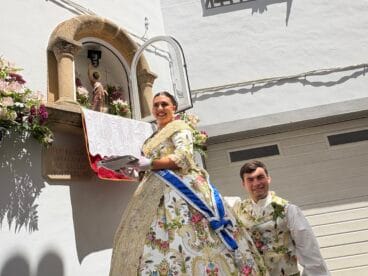 La presidenta de la Quintà deposita la ofrenda a Sant Joan