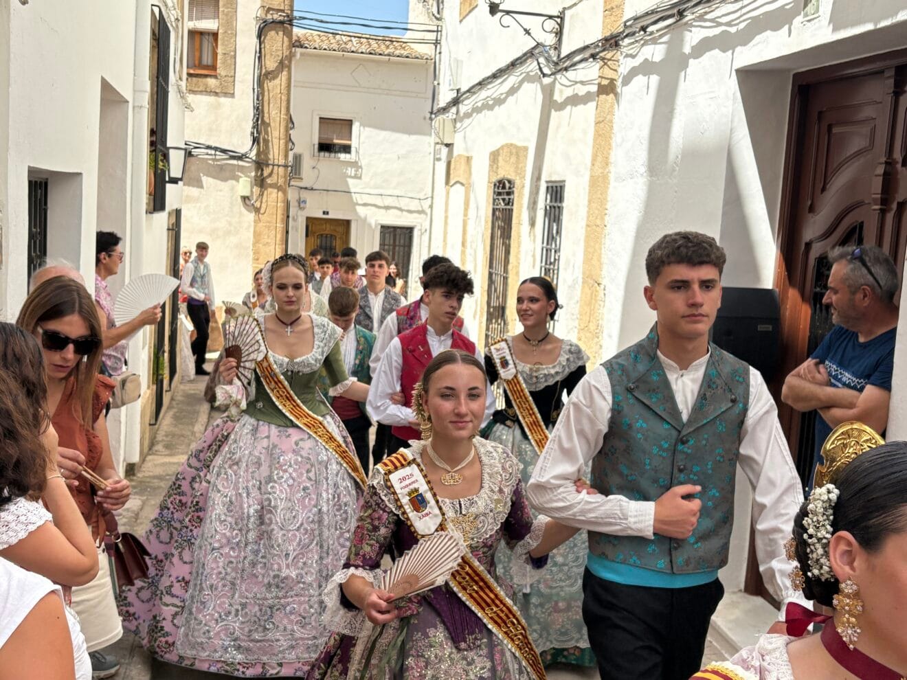 La presidenta juvenil deposita la ofrenda a Sant Joan