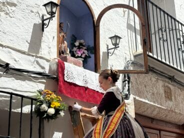 Reina Infantil 2025, Laia Sedeño deposita la ofrenda a Sant Joan