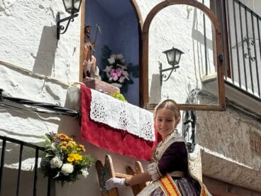 Reina Infantil 2025, Laia Sedeño deposita la ofrenda a Sant Joan
