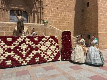 Ainhoa Buigues, reina Major de Fogueres 2025 en la ofrenda de Raim i Bacores a Sant Joan