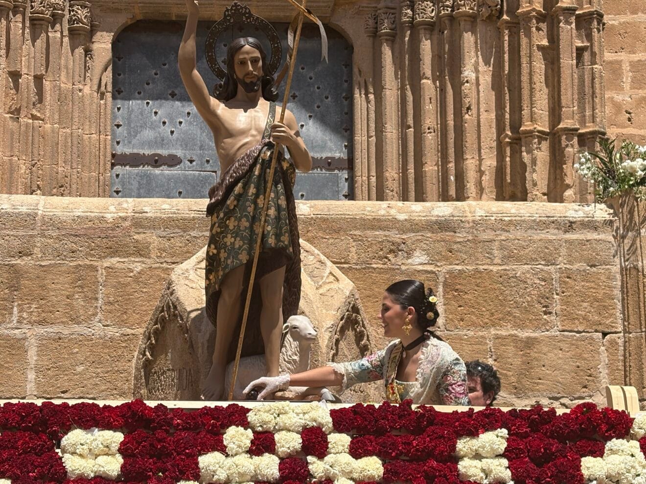 Ainhoa Buigues, reina Major de Fogueres 2025 en la ofrenda de Raim i Bacores a Sant Joan