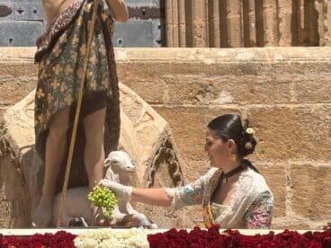 Ainhoa Buigues, reina Major de Fogueres 2025 en la ofrenda de Raim i Bacores a Sant Joan