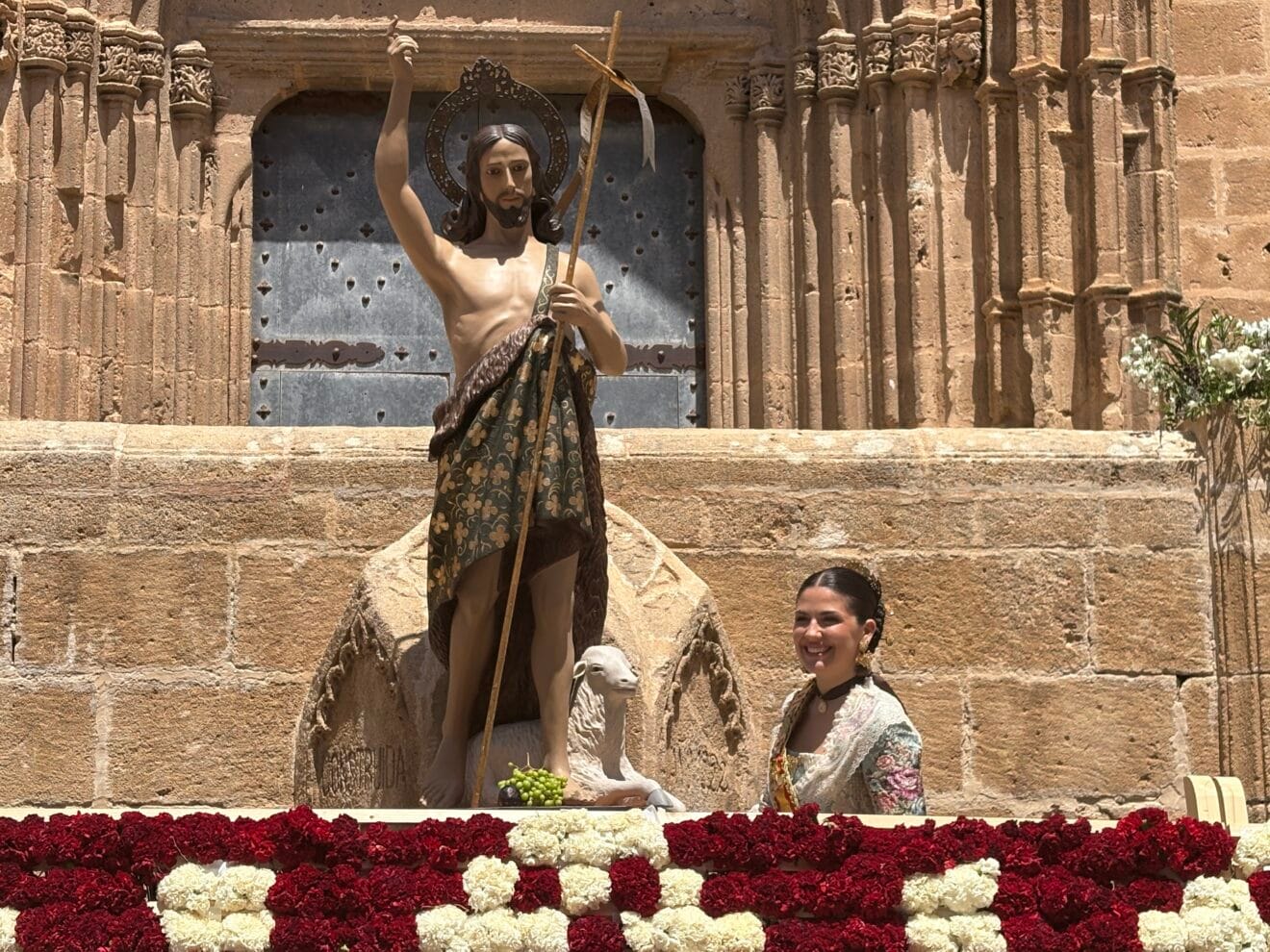 Ainhoa Buigues, reina Major de Fogueres 2025 en la ofrenda de Raim i Bacores a Sant Joan