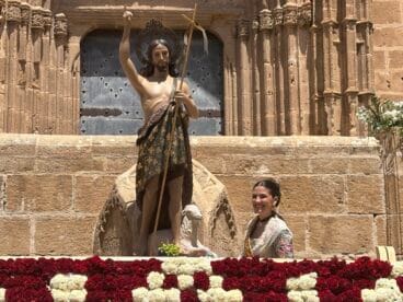 Ainhoa Buigues, reina Major de Fogueres 2025 en la ofrenda de Raim i Bacores a Sant Joan