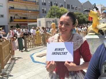 La presidenta de la Comissió de Festes con el cartel del ninot indultat