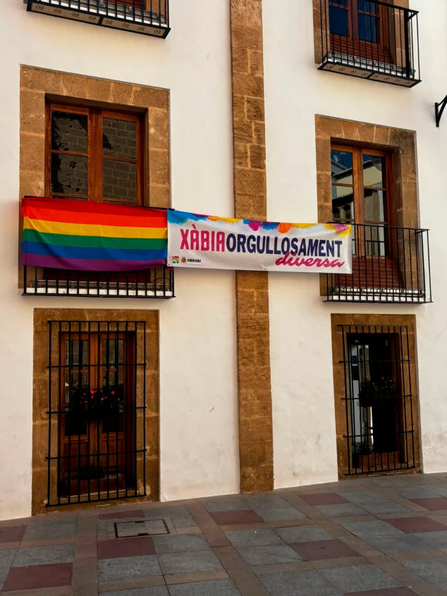Imagen: La bandera LGTBI en Xàbia antes de su desaparición