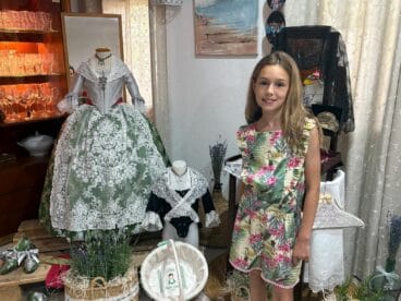 Laia Sedeño con uno de los trajes