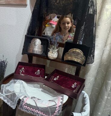 Laia Sedeño observa sus aderezos