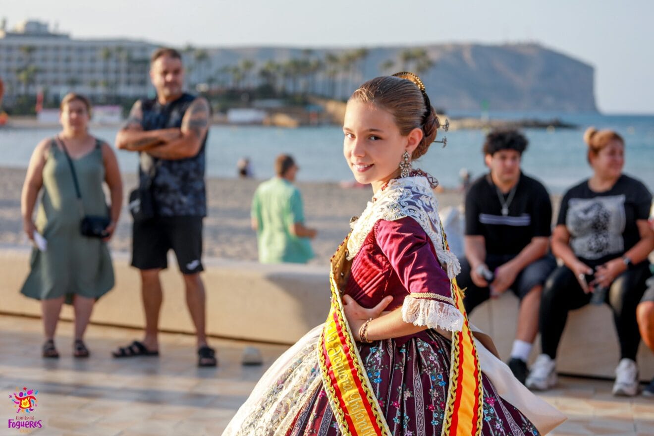 Laia Sedeño, reina infantil de Fogueres Xàbia 2025 en el pasacalle del Arenal