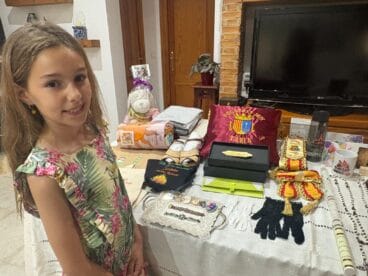 Laia Sedeño, reina infantil Fogueres Xàbia 2025 con algunos de los accesorios
