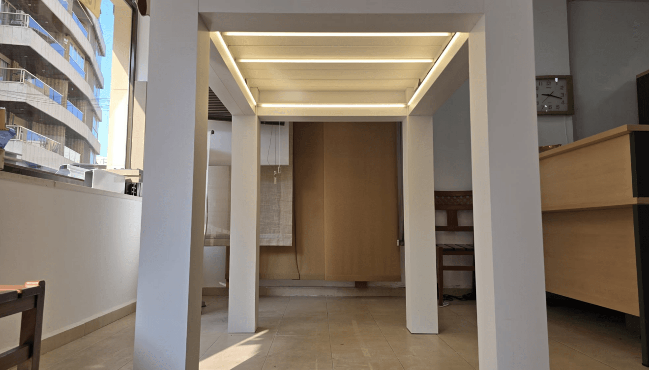 Los toldos bioclimáticos regulan la entrada de solar y el flujo de aire