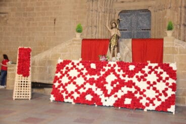 Confección del tapiz durante la ofrenda de flores