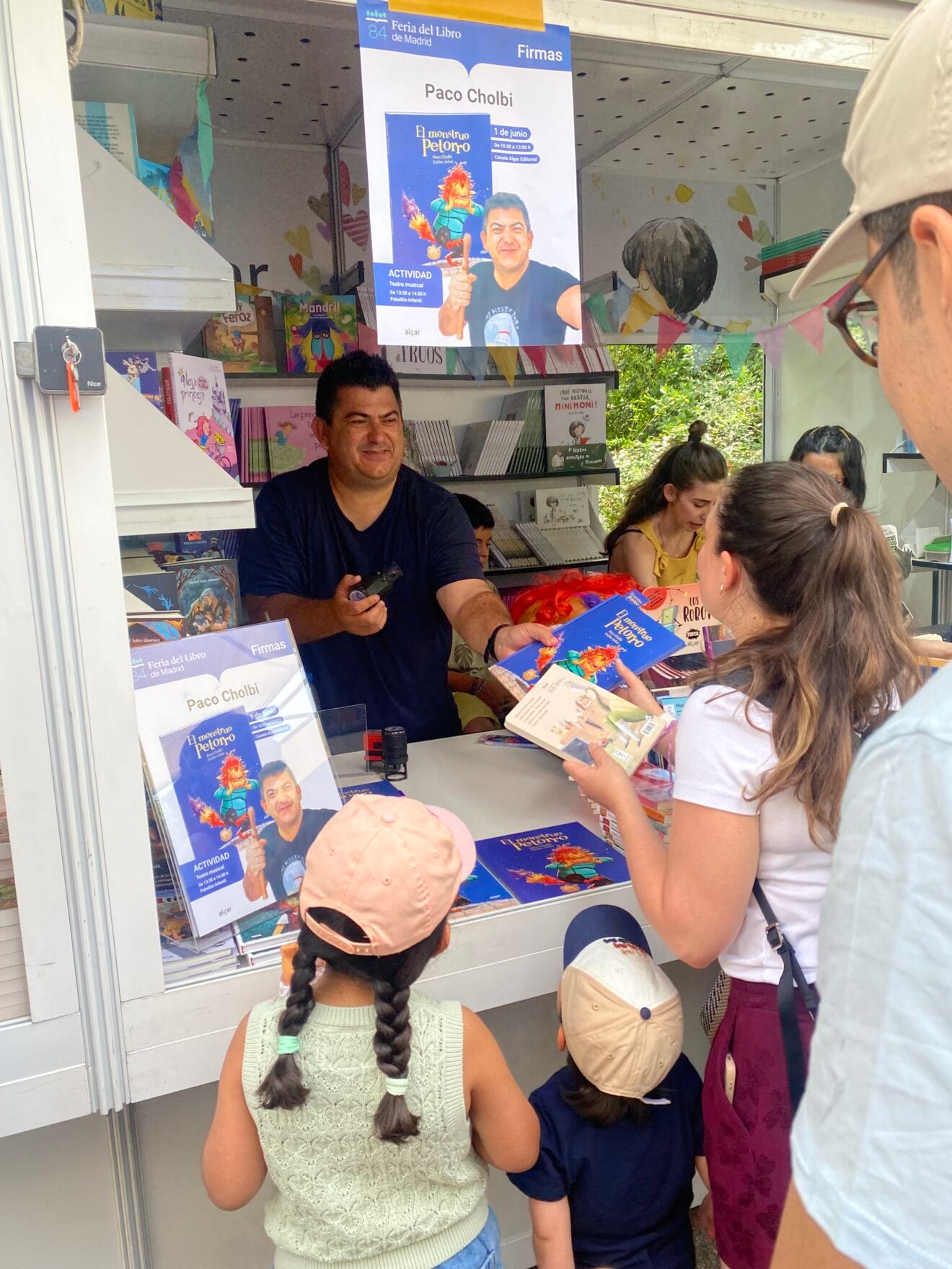 Paco Cholbi en la firma de libros de la Feria de Madrid