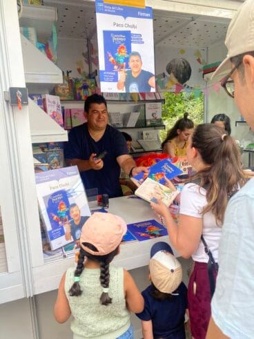 Paco Cholbi en la firma de libros de la Feria de Madrid