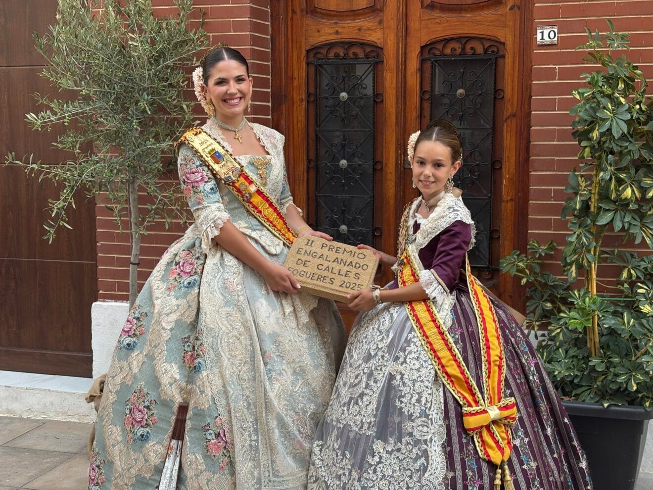 Las reinas con uno de los premios
