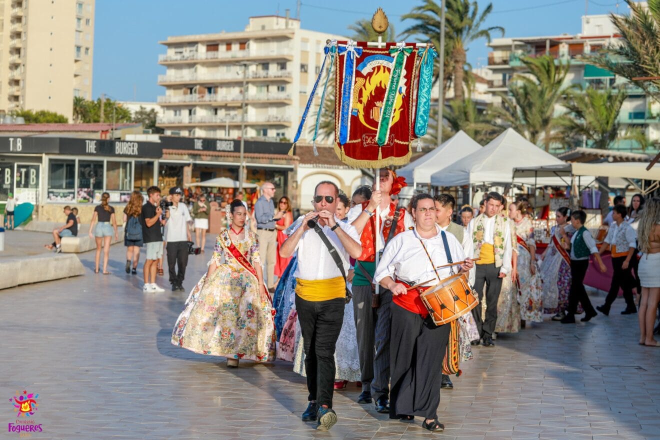 Pasacalle de Fogueres en su visita al Arenal
