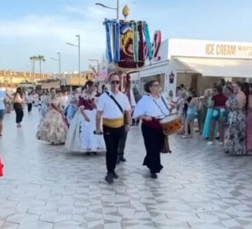 Pasacalle Sectores en la playa del Arenal