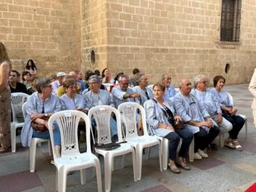 Penya l’Escaldà en el acto de entrega de bandas y distintivos a cargos de Fogueres 2025