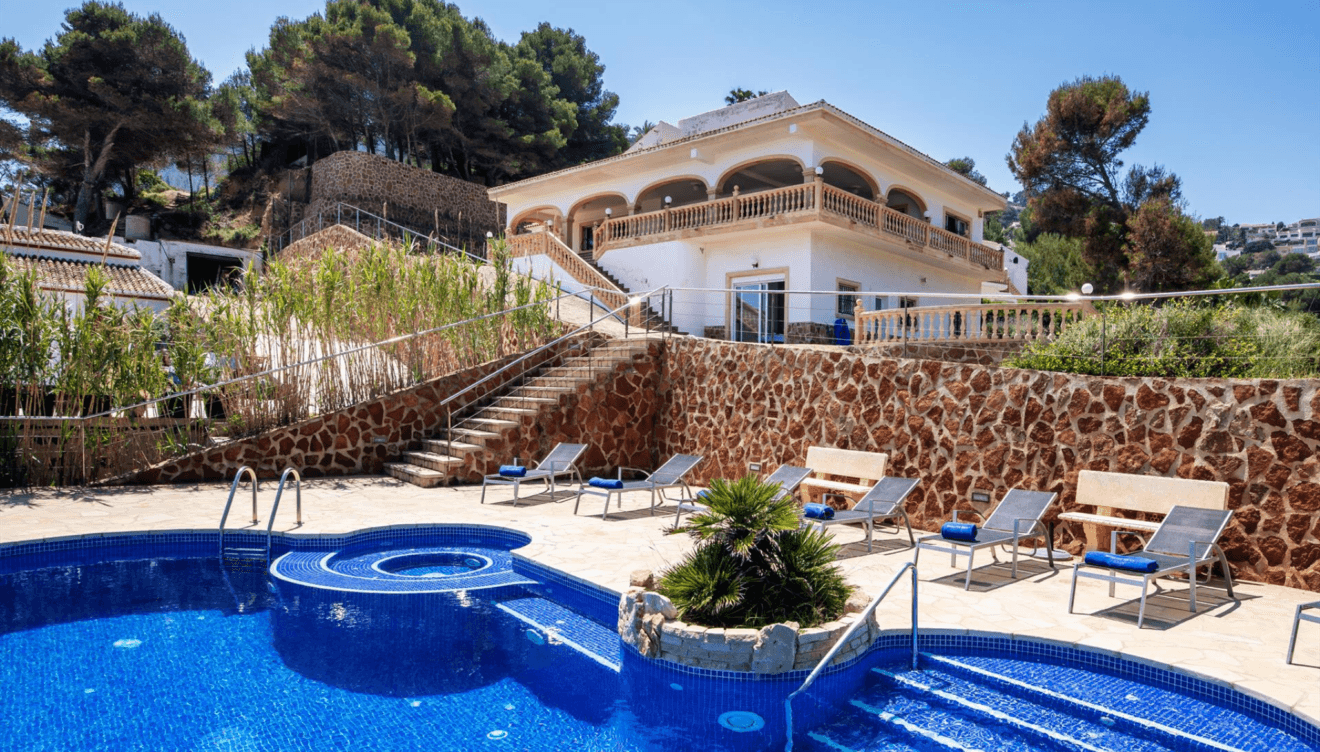 Piscina infinita con vistas privilegiadas al mar