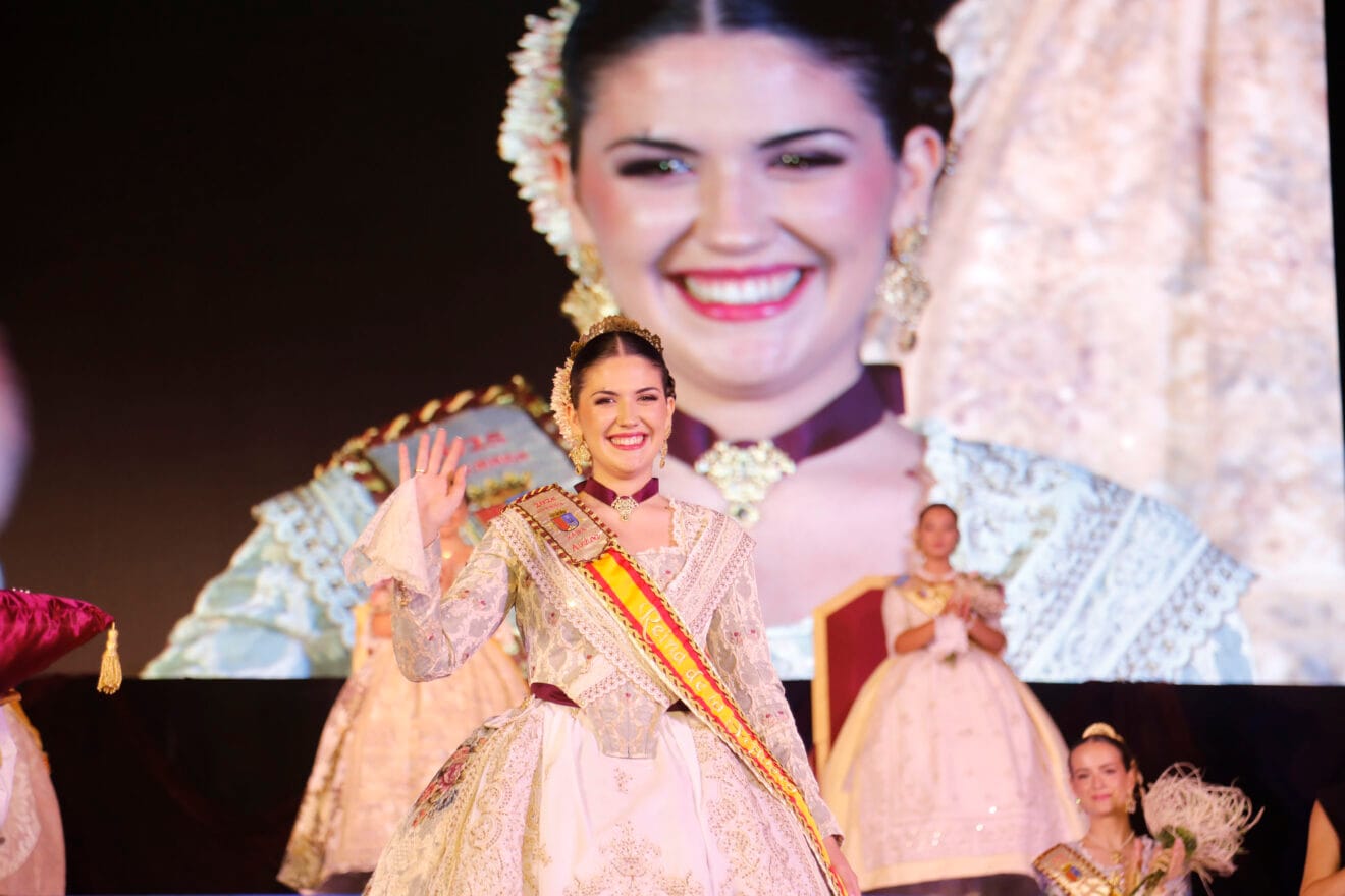 Proclamación de la Quintà 2025 de Xàbia. Reina, damas, presidentes y corte de honor (105)