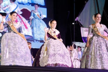 Laia, Reina infantil y sus damas dan la bienvenida a Ainhoa en su proclamación