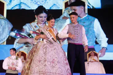 Proclamación de la Quintà 2025 de Xàbia. Reina, damas, presidentes y corte de honor (27)