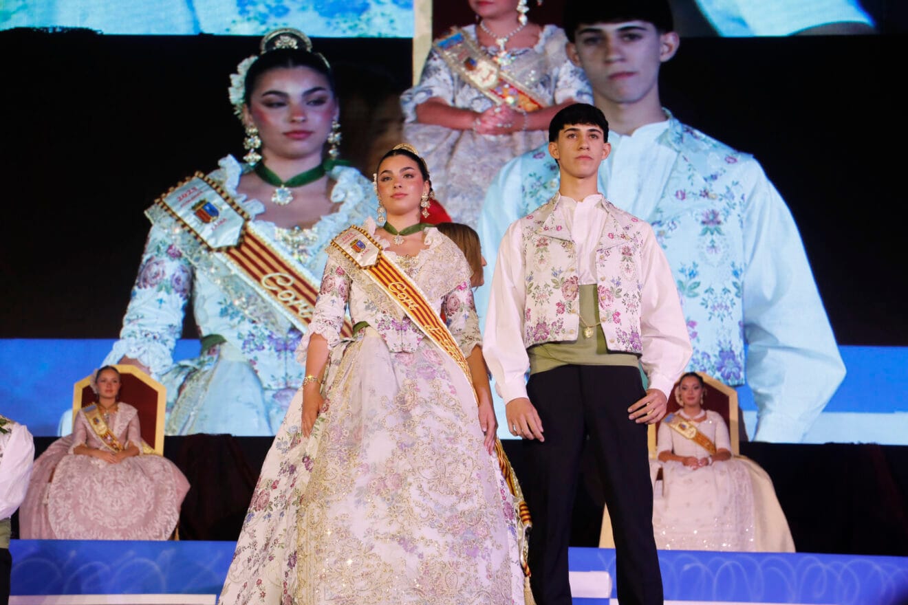 Proclamación de la Quintà 2025 de Xàbia. Reina, damas, presidentes y corte de honor (48)