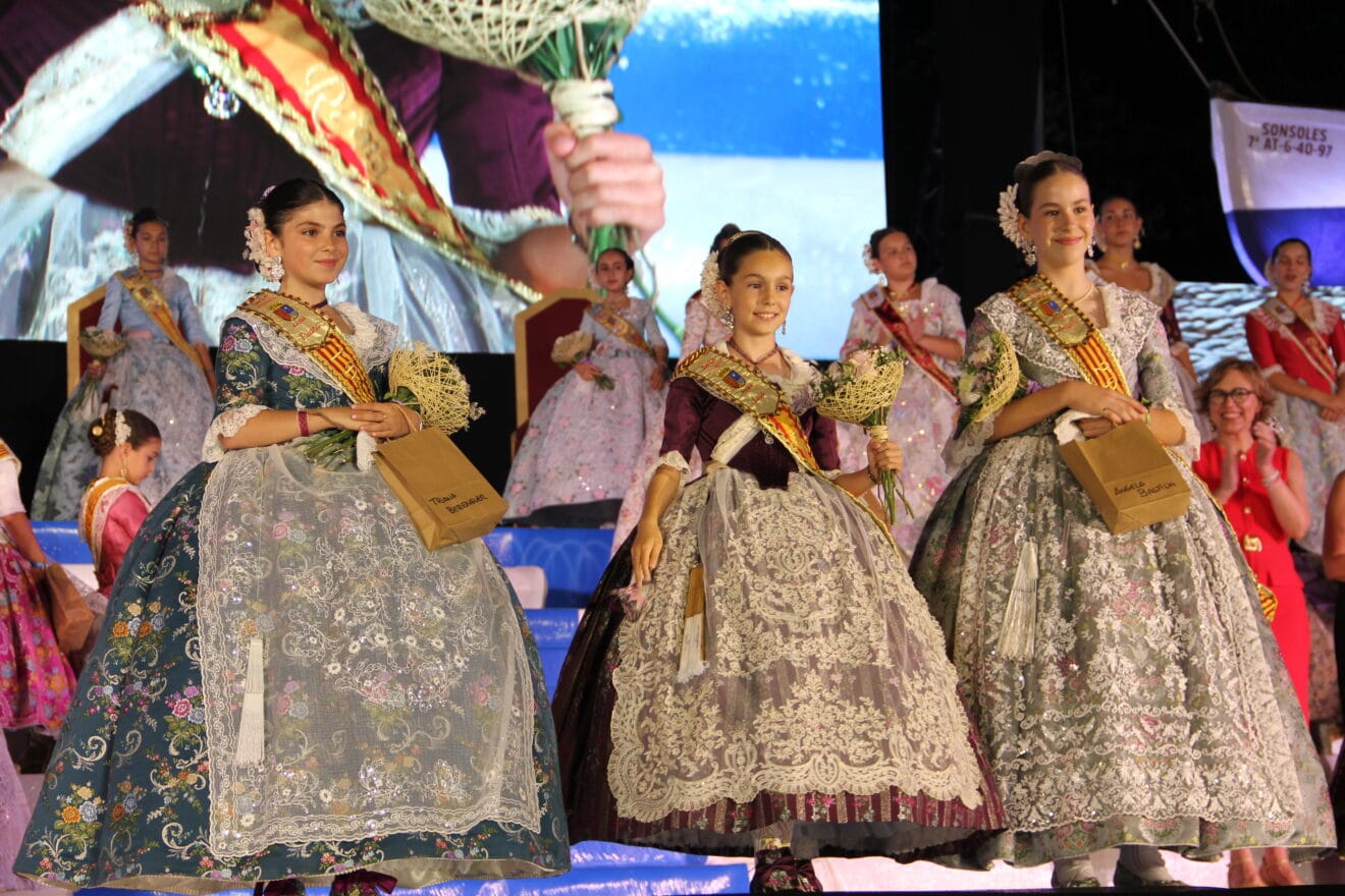 Proclamación de la Reina Infantil Laia Sedeño y Comisión Juvenil 2025. Laia, reina junto a sus damas