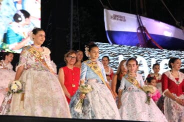 Reina y damas de 2025 en la proclamación de la Reina Infantil y Comisión Juvenil 2025