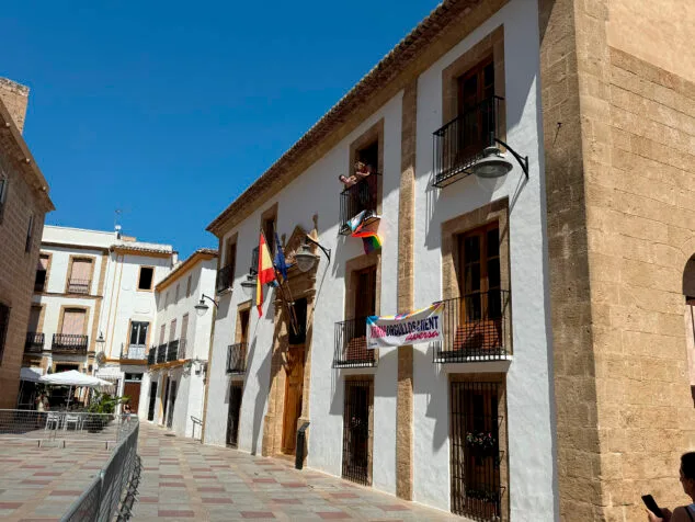 Imagen: Recolocación de la bandera LGTBI en el Ayuntamiento de Xàbia