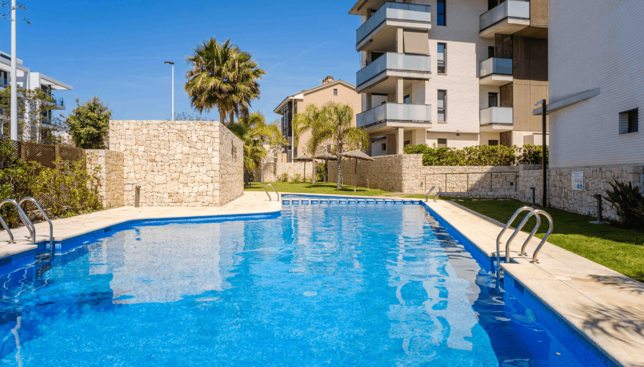 Refréscate en verano en esta piscina de la urbanización