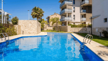 Refréscate en verano en esta piscina de la urbanización