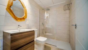 Relájate en un baño cómodo y funcional