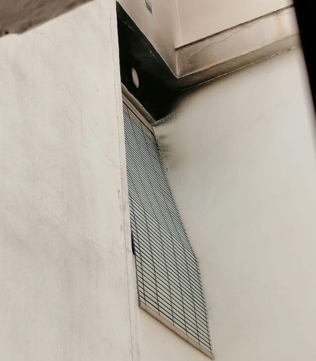 Imagen: Restos de la cocina quemada en la vivienda de Xàbia