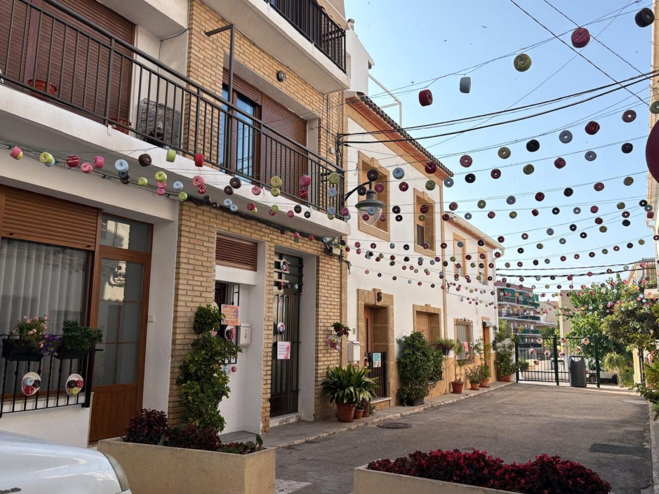 Imagen de la calle engalanada sin la figura principal