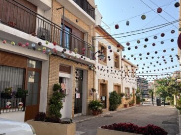 Imagen de la calle engalanada sin la figura principal