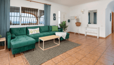 Salón con chimenea y acceso directo a la terraza