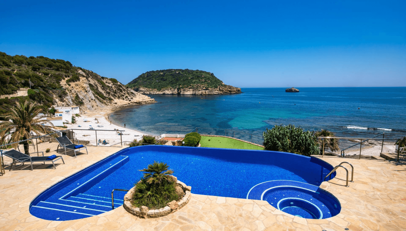 Terraza solárium con bancos sumergidos y jacuzzi