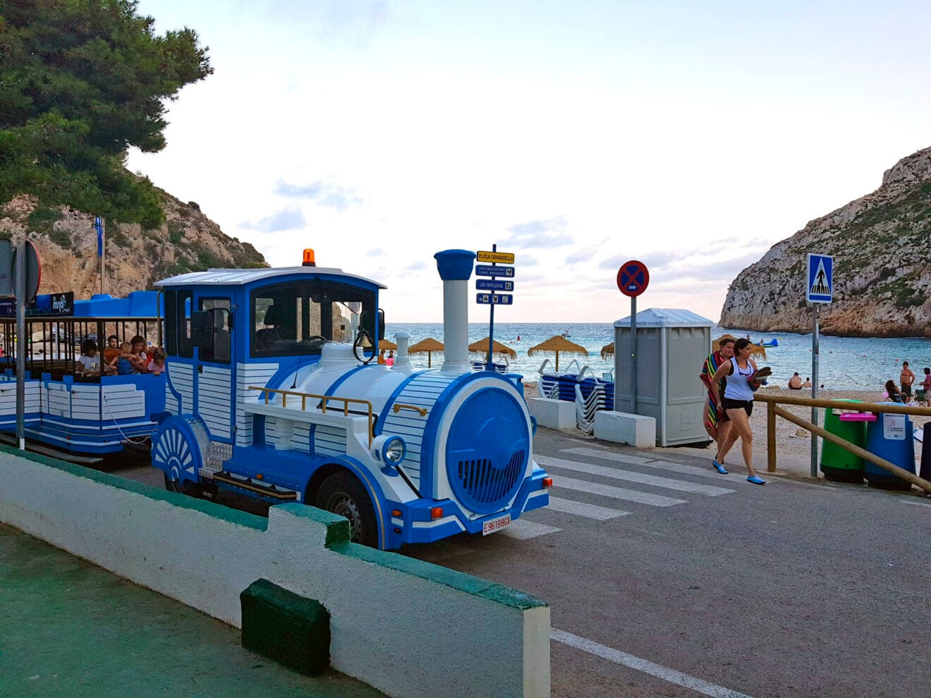 Tren turístico en la Cala de la Granadella de Xàbia (archivo)