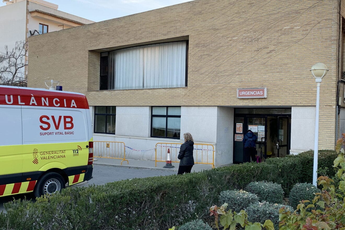 Una ambulancia en el centro de salud de Xàbia